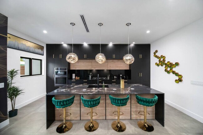 Building Photo - 601 NE 16th Ave