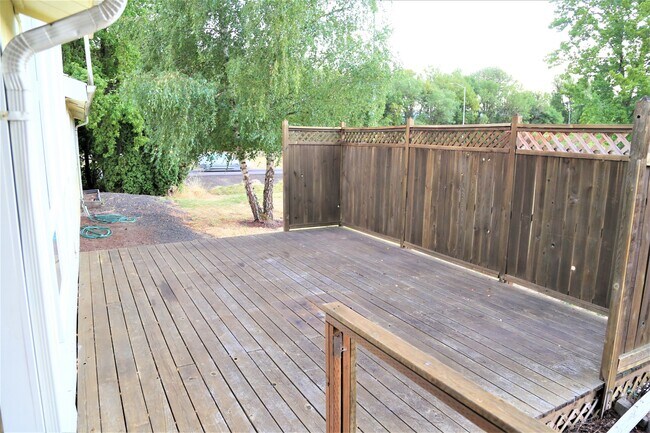 Building Photo - 3 Bed 2 Bath Home Some Utilities Included