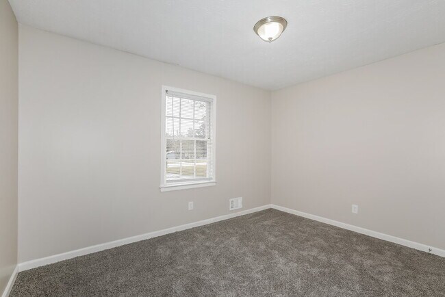 Building Photo - 583 Lakeridge Cir SE