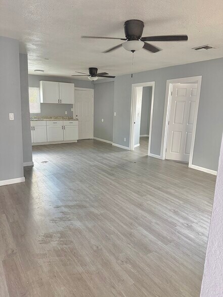 Building Photo - 2615 W Morten Ave