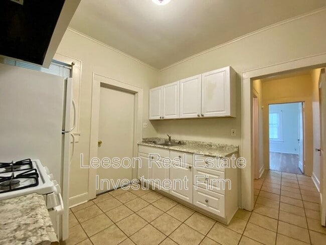 Building Photo - 823 Linden St