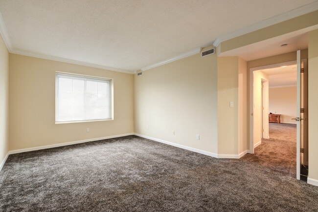 Building Photo - 242 Maple Ave