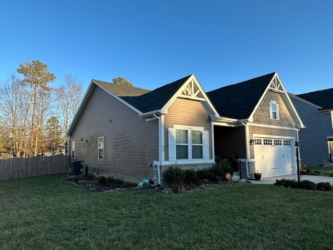 Building Photo - Like New 2018 Built First Floor 3 Bed/2 Ba...