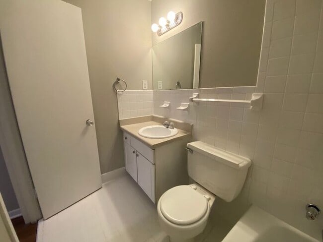 Building Photo - 2 Bedroom Unit was recently renovated. Liv...
