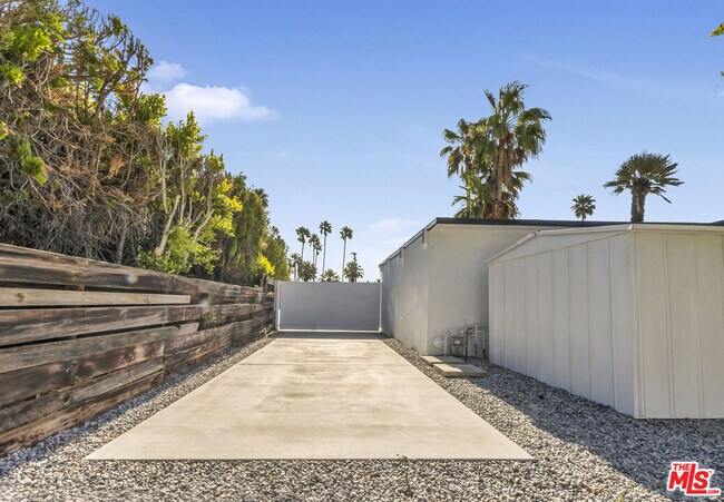 Building Photo - 547 N Farrell Dr