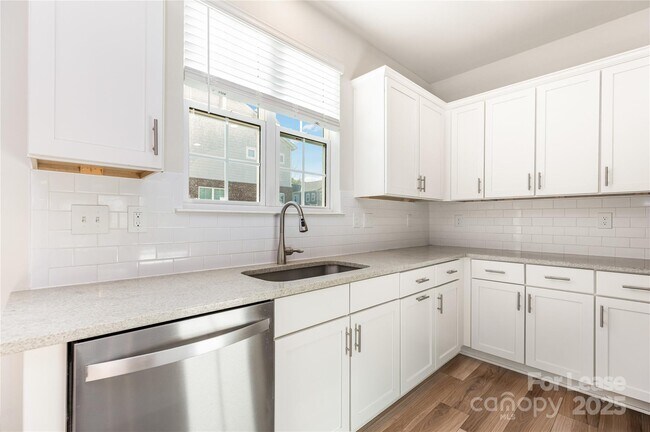 Building Photo - 10114 Hemingway Pl