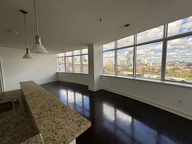 Building Photo - Large 1-bed 1-bath Condo at Metro Club