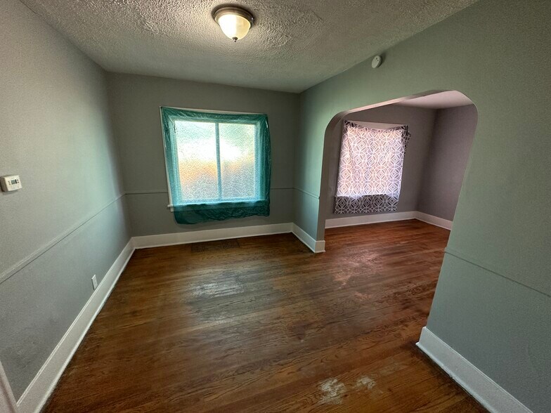 Building Photo - 2029 Cartier St