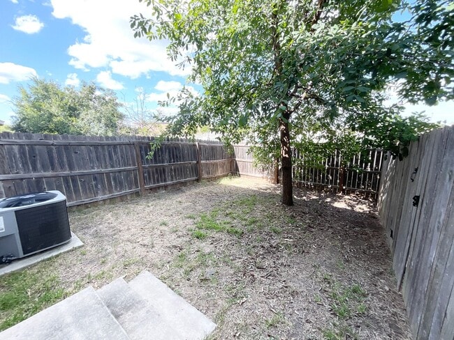 Building Photo - Luxury townhome by Retama Park!