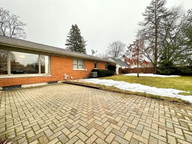 Building Photo - Beautiful / Spacious 3 Bed 3 Bath Ranch Style Single Family Home!