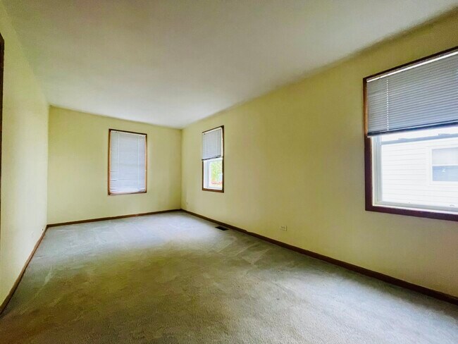 Building Photo - 36936 N Helen Dr