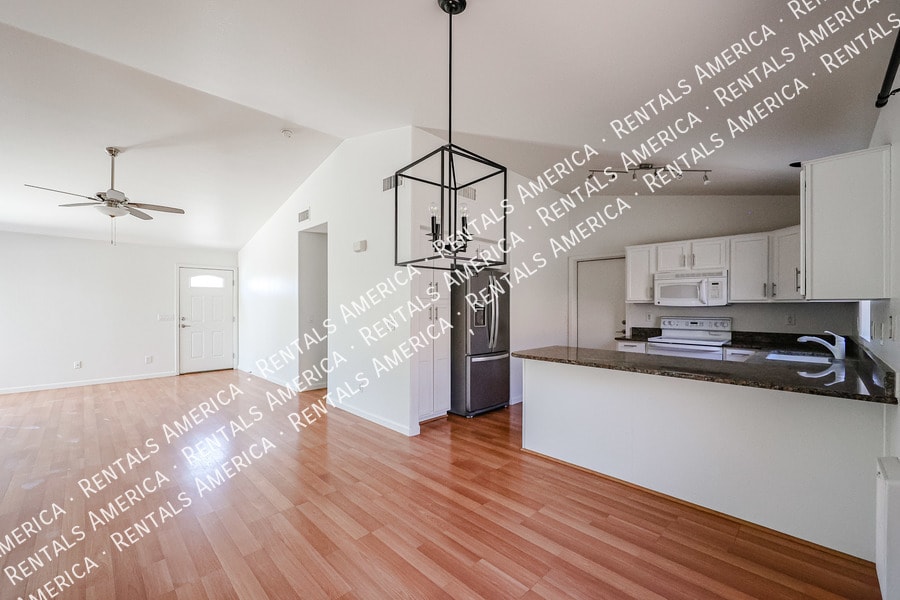 Building Photo - 568 E Sherri Dr