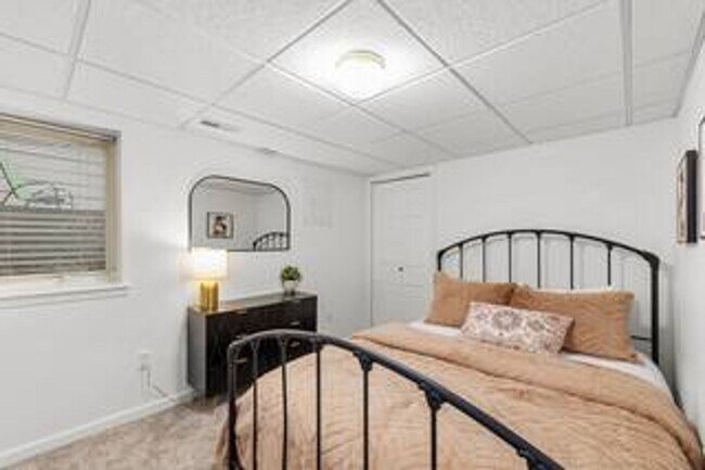 Building Photo - Elm Street Duplex