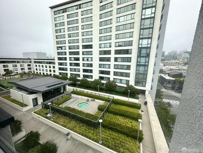 Building Photo - 260 King St