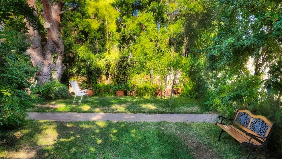 Building Photo - 1837 N Berendo St