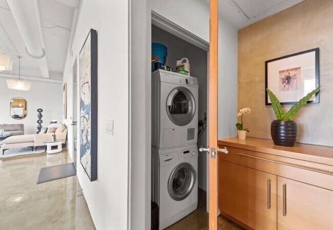 Building Photo - 1BR/1BA PENTHOUSE! Enormous Private Roof D...