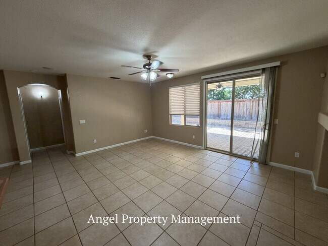 Building Photo - 10101 E Taron Dr