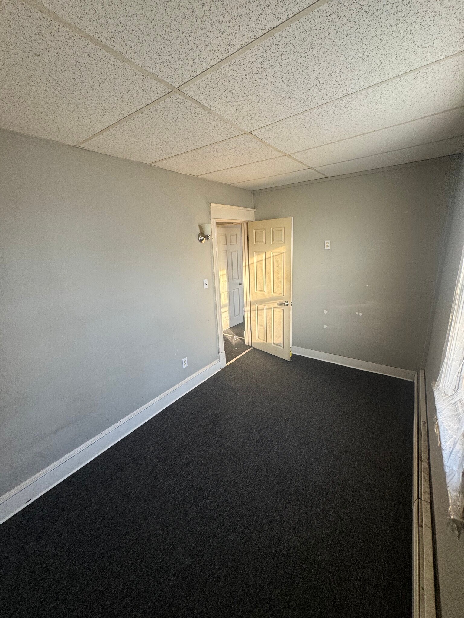 Room 2 Photo 2 - 150 Linden St