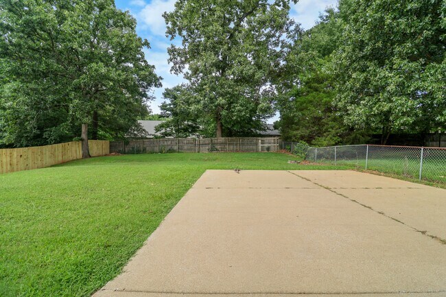 Building Photo - 931 Poppy Dr