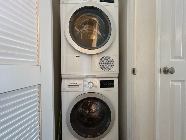 Building Photo - Beautiful 2BD/2.5 BA W/ Attached Garage, AC, and In-Unit Laundry in Pacific Beach!