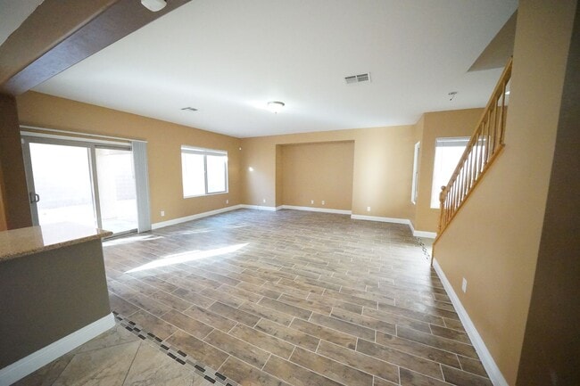 Building Photo - Showings Available NOW