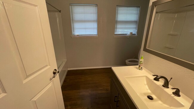 Building Photo - inviting & comfortable3 Bed 1 Bath House