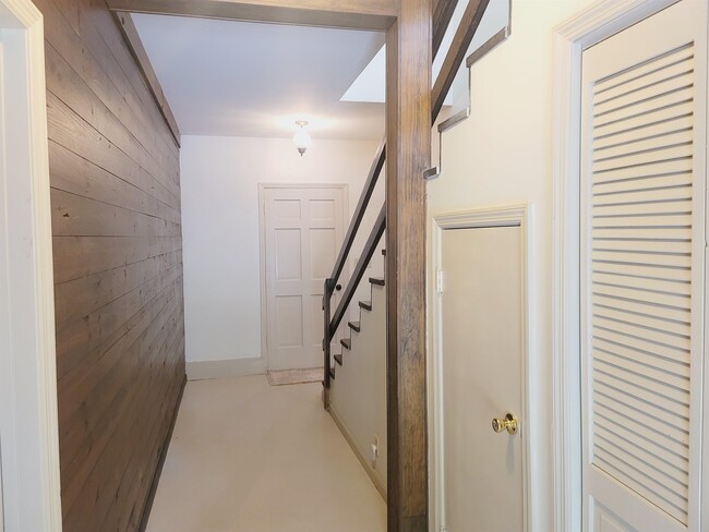 Building Photo - 302 Jefferson St
