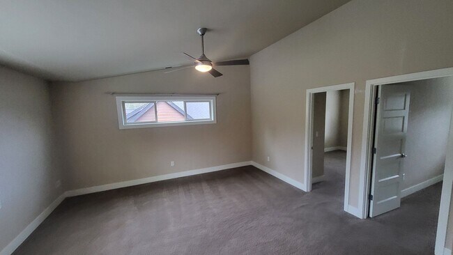 Building Photo - 3 Bed 2.5 bath plus bonus-Fenced-corner lo...