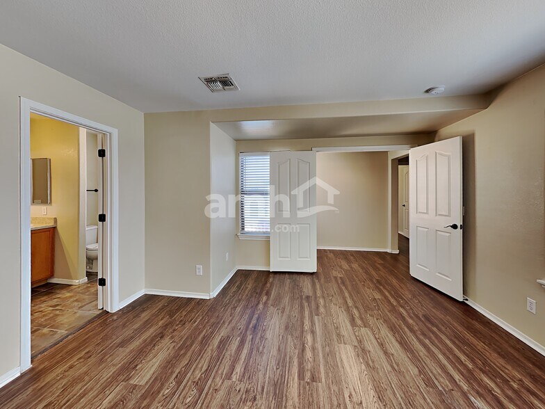Building Photo - 18526 W Valerie Dr