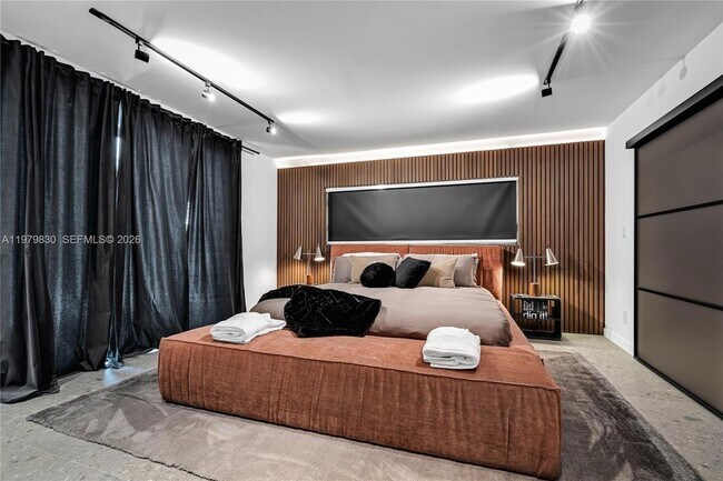 Building Photo - 2500 Bayview Dr