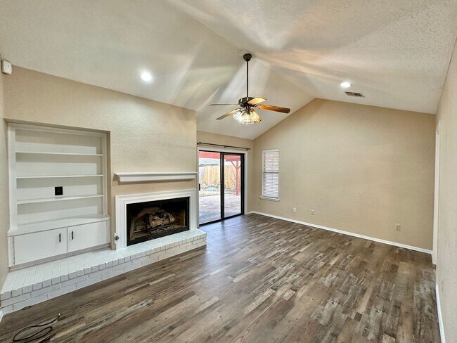 Building Photo - New flooring and paint!