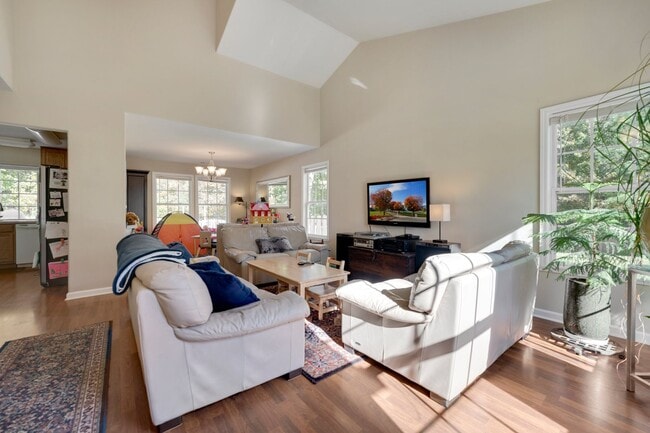 Building Photo - 3 bedroom home with large, fenced backyard convenient to RTP!