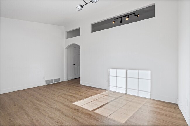 Building Photo - 1572 S Bridle Path Loop