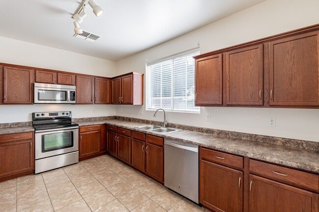 Building Photo - Spacious 4 Bed 2.5 Ba in Gated Community