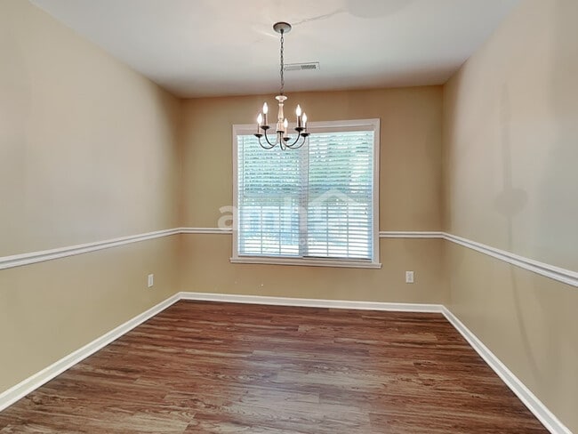 Building Photo - 1956 Longburn Dr