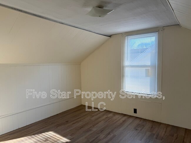 Building Photo - 421 W Reynolds St