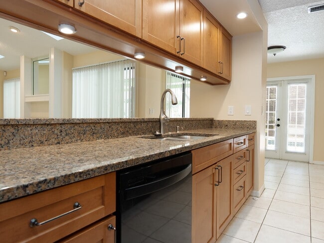 Building Photo - Enjoy Florida living in this spacious 3BR/...
