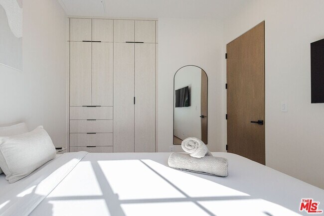 Building Photo - 4703 Saloma Ave