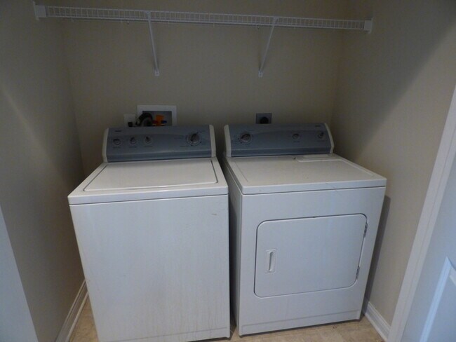 Building Photo - 3 BR 2.5 BA Town Park Condo