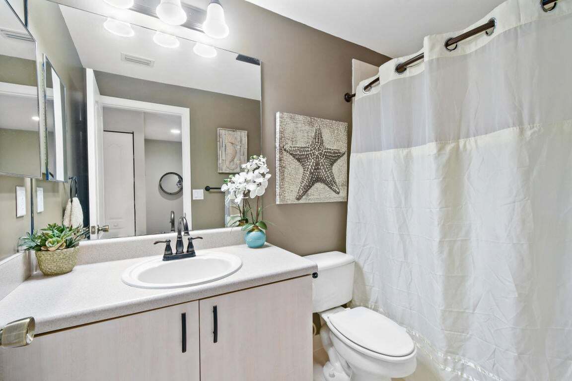 Building Photo - 6143 Seminole Gardens Cir
