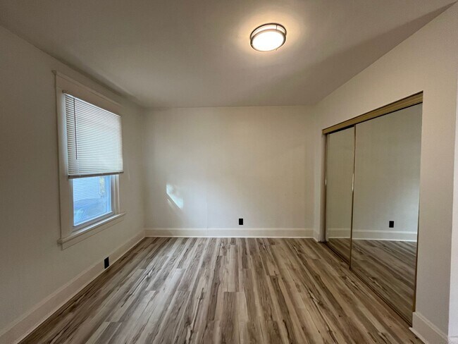 Building Photo - Updated 3 Bedroom Duplex