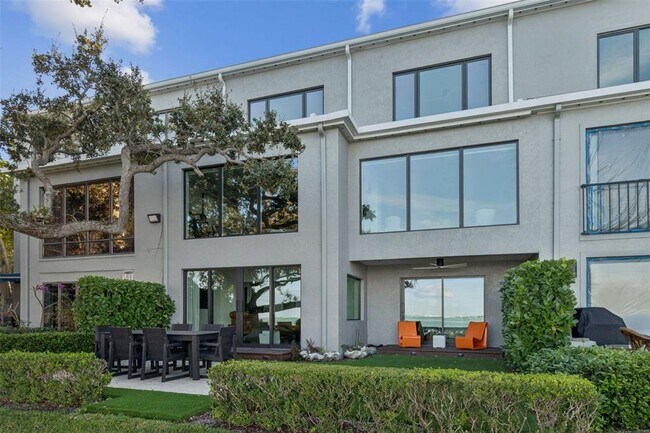 Building Photo - 5010 Bayshore Blvd