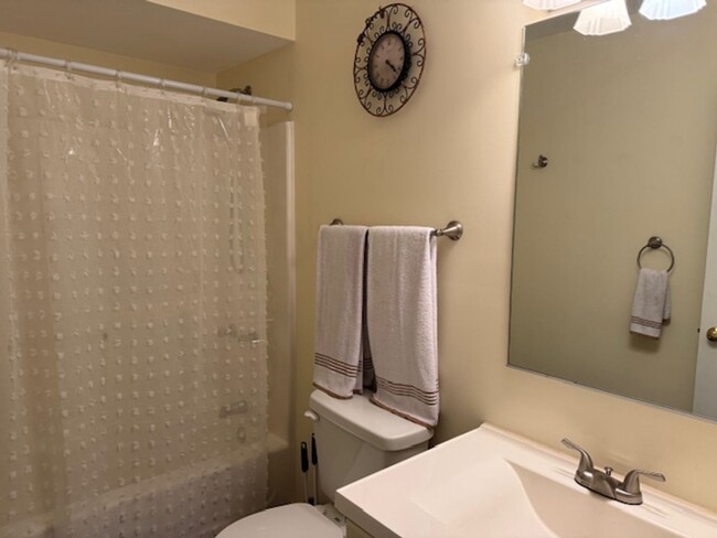 Building Photo - Apartment Located Minutes from Downtown Le...