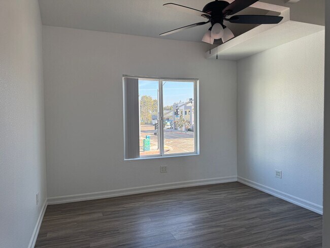 Building Photo - 939 University Ave