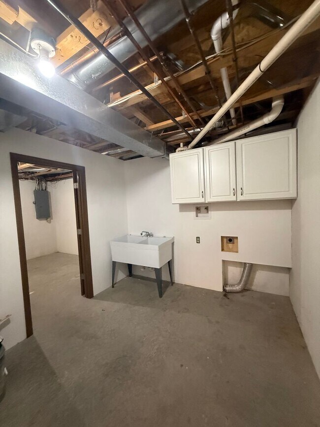 Building Photo - 600-602 Mollies Way