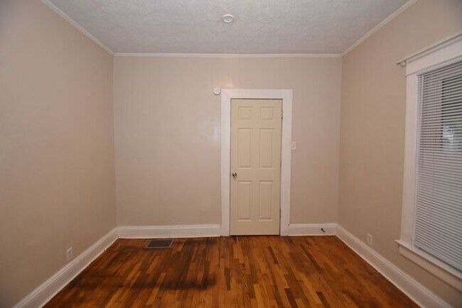 Building Photo - Mishawaka 1/2 story 3 bedroom single-family home with garage