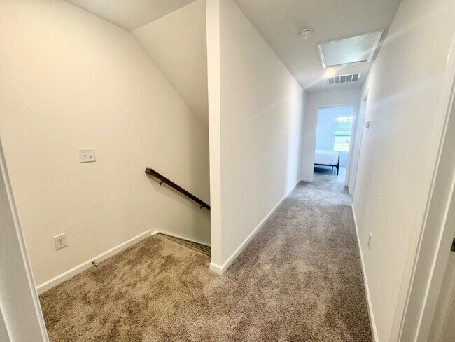 Building Photo - Brand new townhome - Perfect for students or families