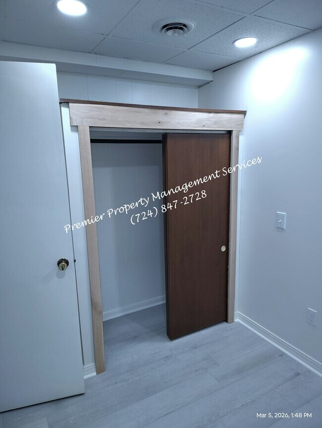 Building Photo - 906 Clyde St