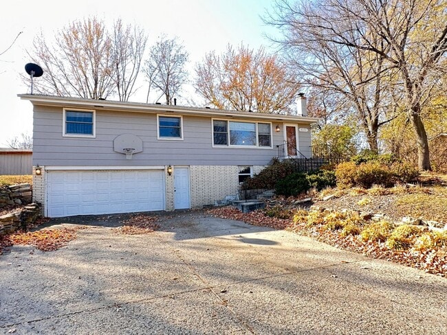 Building Photo - 9133 Oakwood Rd