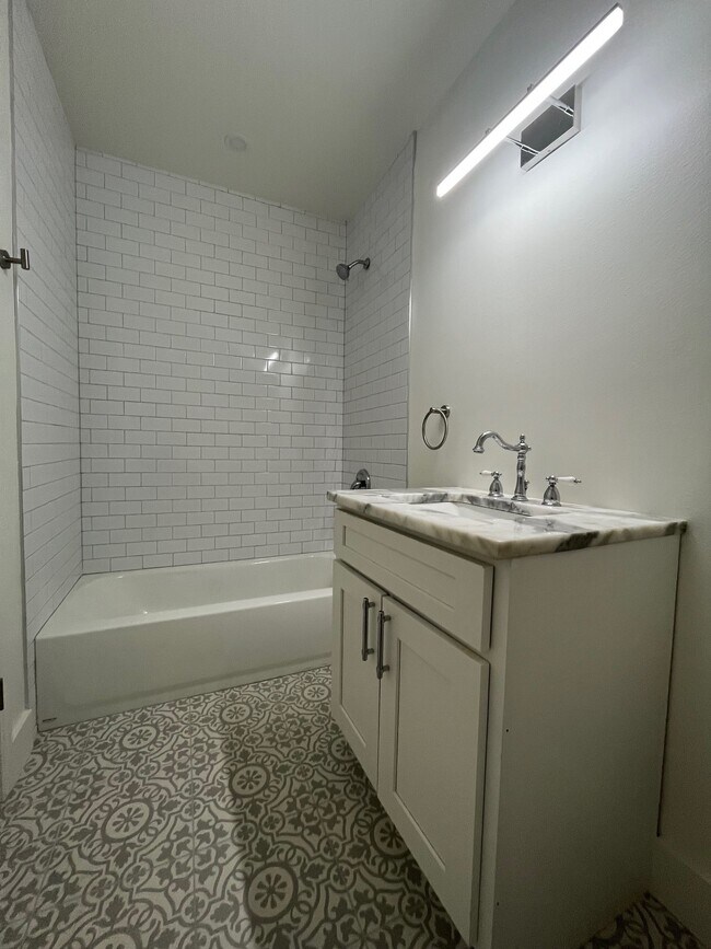 Building Photo - 930 Helios Ave